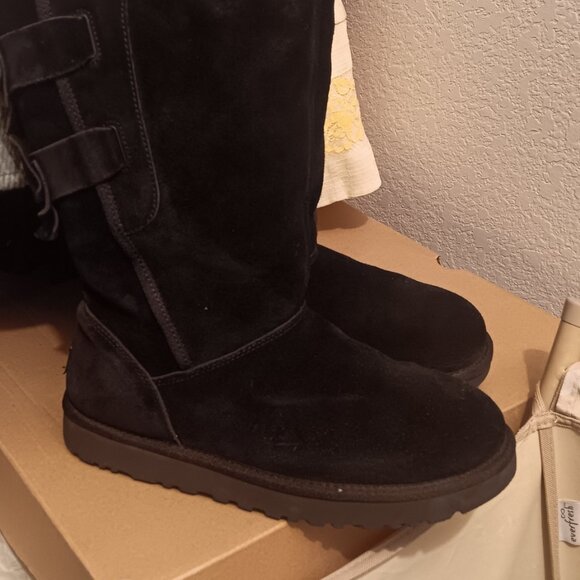 Black UGG - Picture 7 of 8